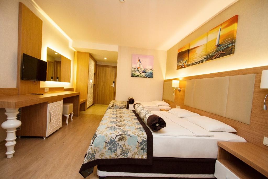BLUE WAVE SUITE HOTEL