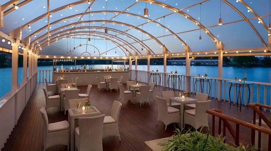 CINNAMON LAKESIDE