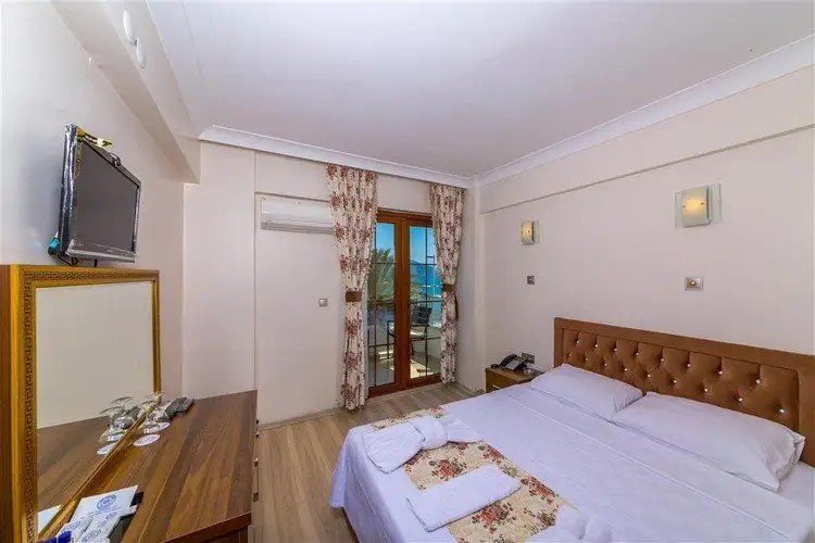 REIS BEACH HOTEL