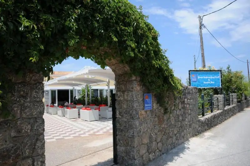 MATOULA APARTHOTEL