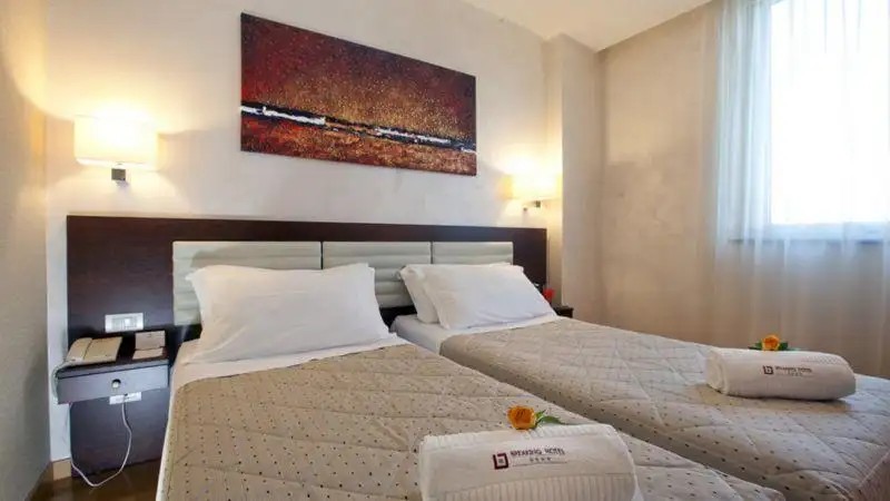 BREAKING BUSINESS HOTEL