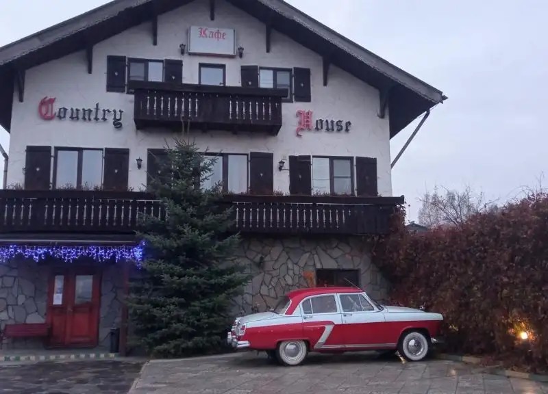 COUNTRY HOUSE