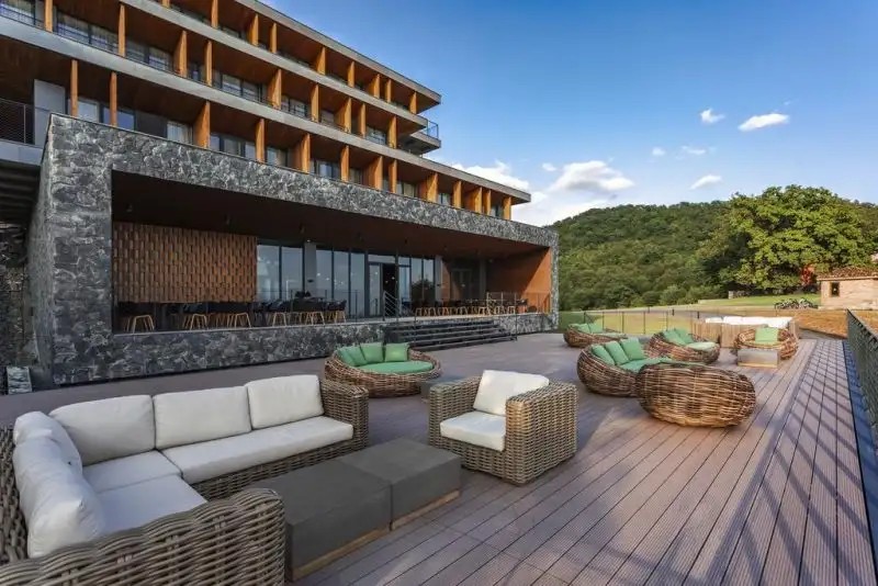 KVARELI LAKE RESORT