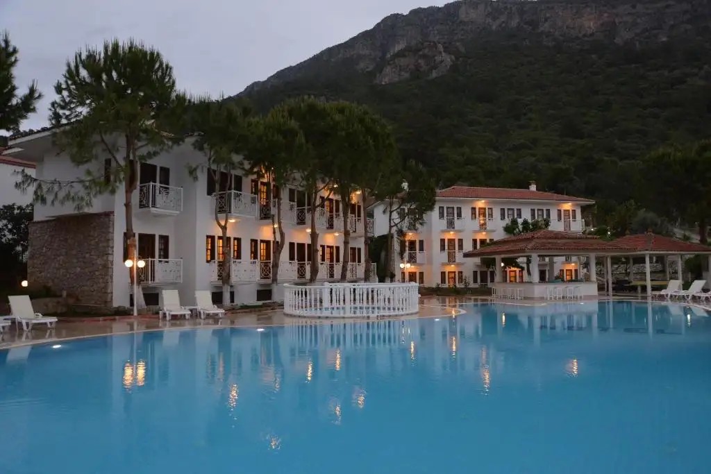 WHITE HOTEL