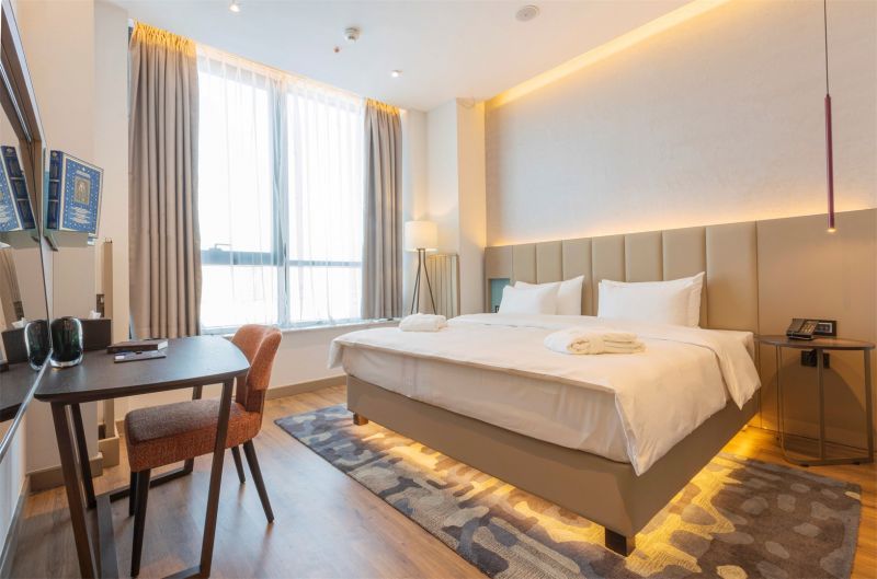 suite with canal view