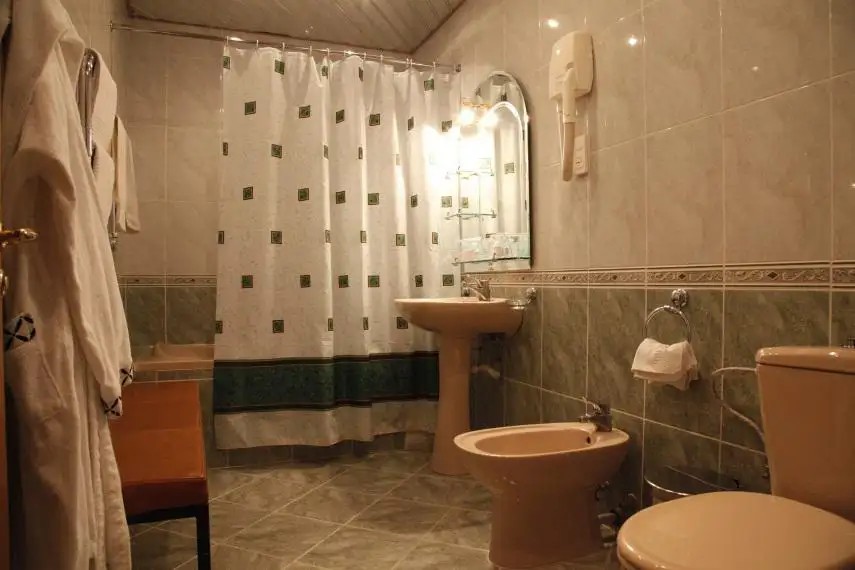 КРАСНЫЕ КАМНИ