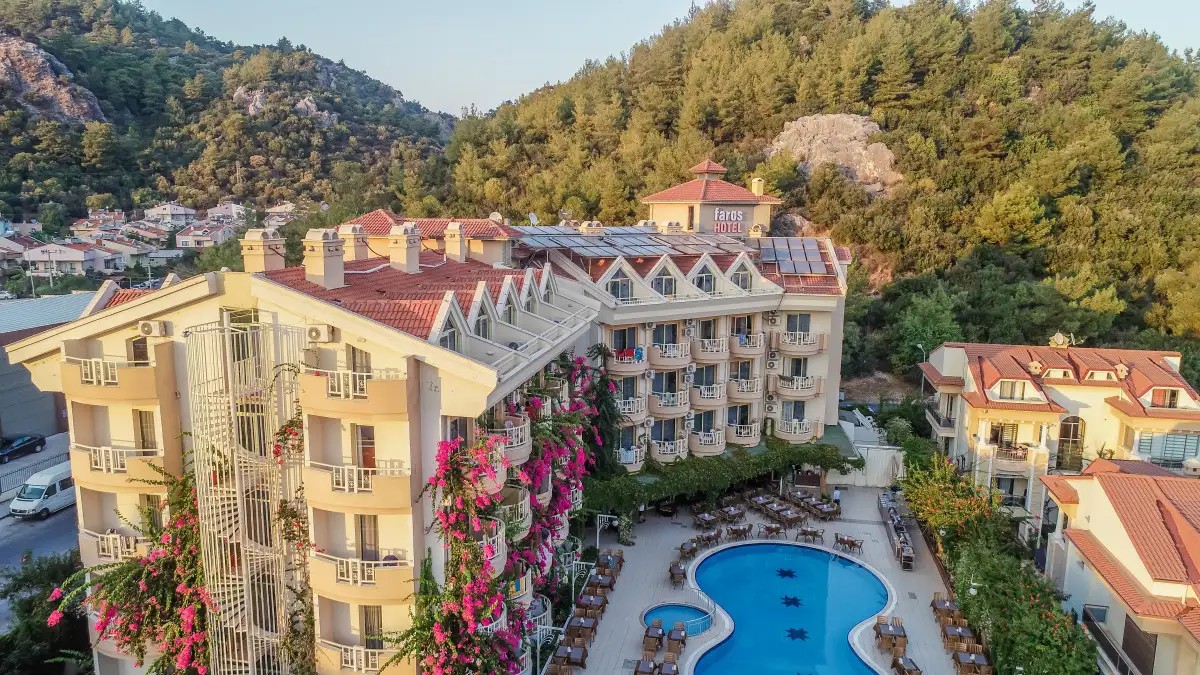GRAND FAROS ADULTS ONLY 16+