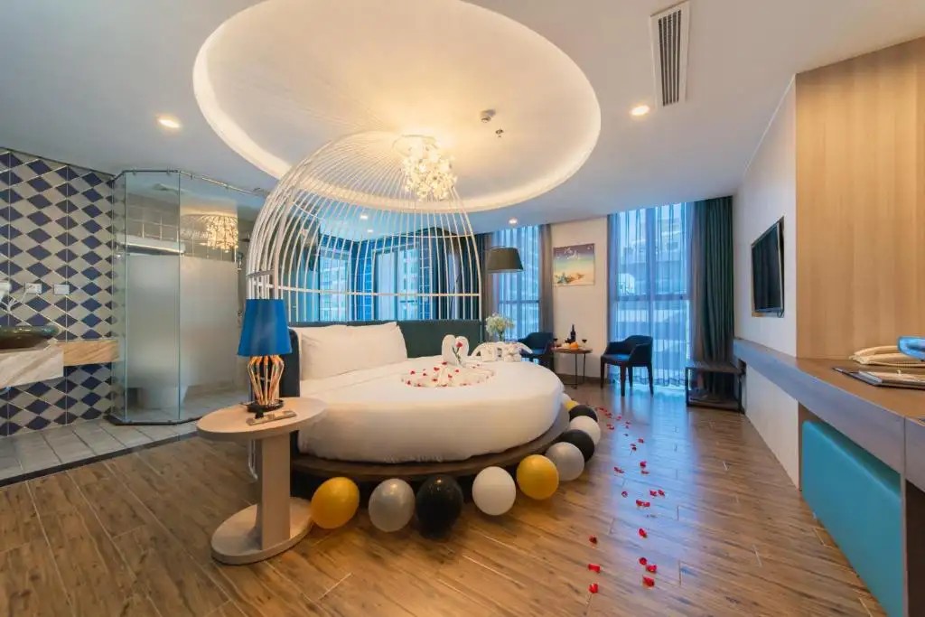 AARON HOTEL