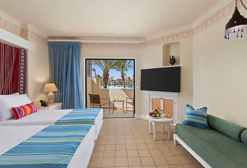 family inter leading pool / lagoon view