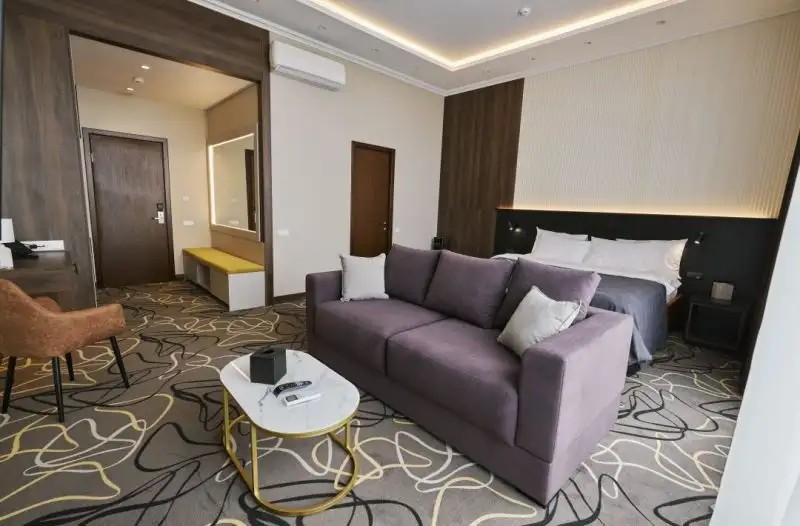 R HOTEL