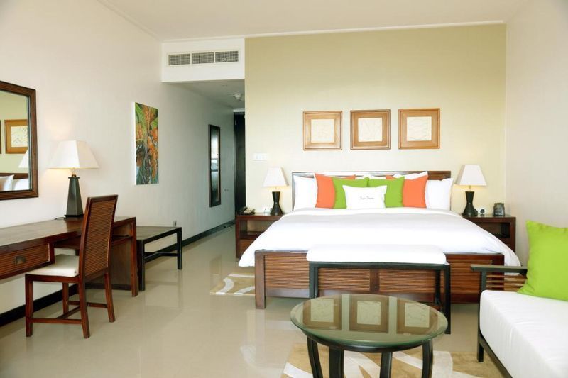 king deluxe room with ocean view