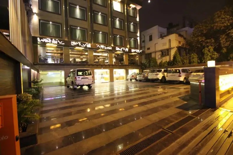 GOLDEN GRAND HOTEL