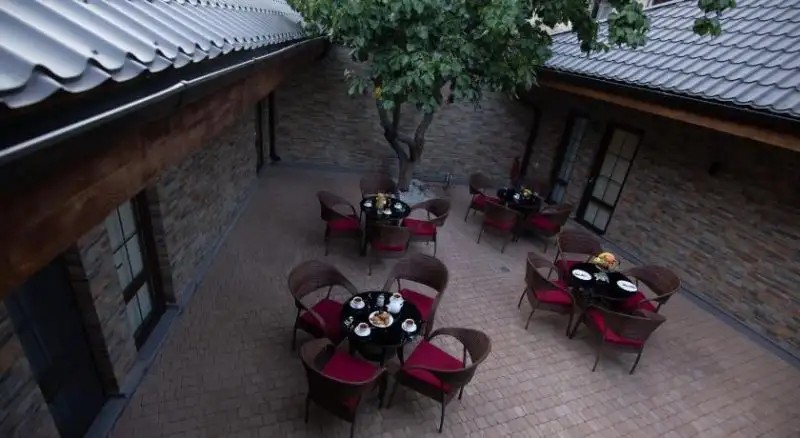 BOUTIQUE LIVING HOTEL