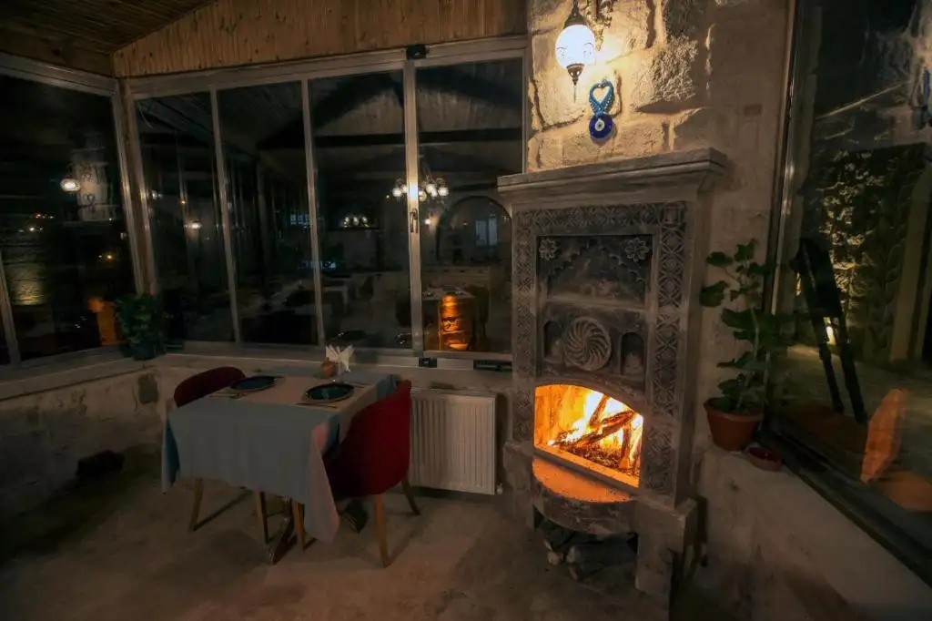 ANTIQUE HOUSE