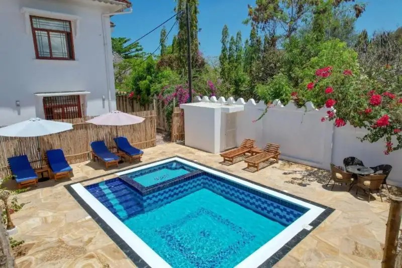 SUNNY PALMS BEACH BUNGALOWS
