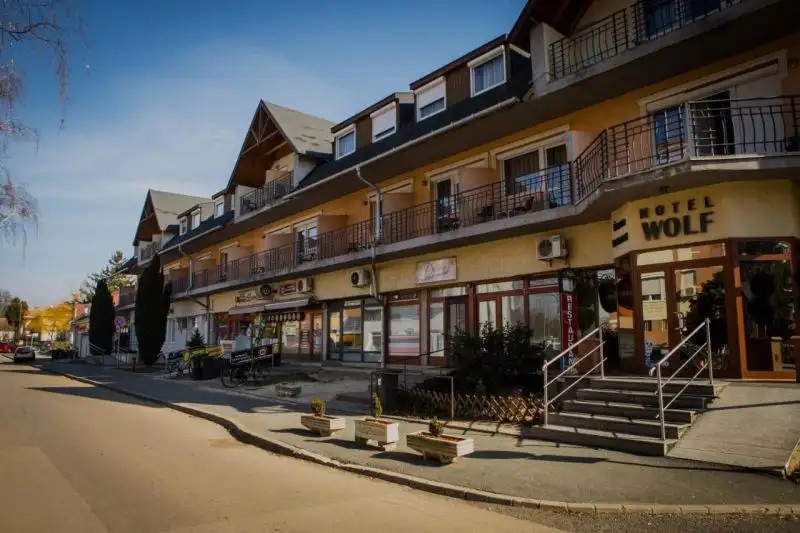 WOLF HOTEL