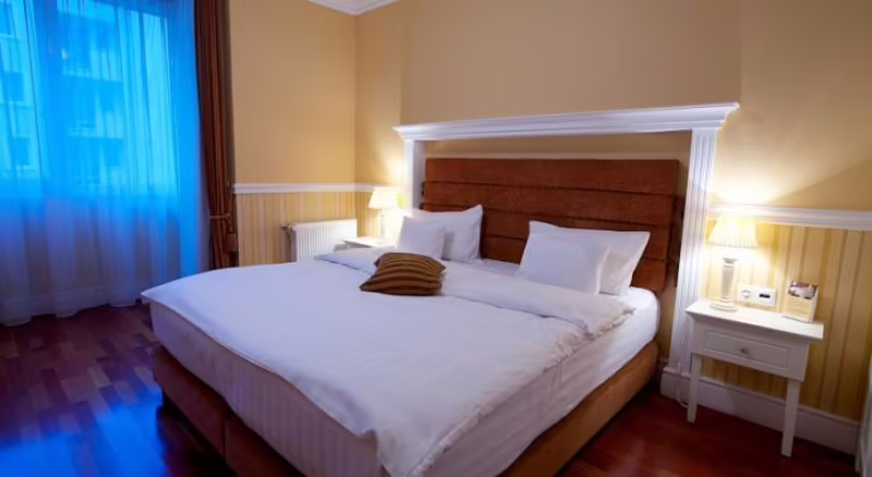 QUEENS COURT & RESIDENCE