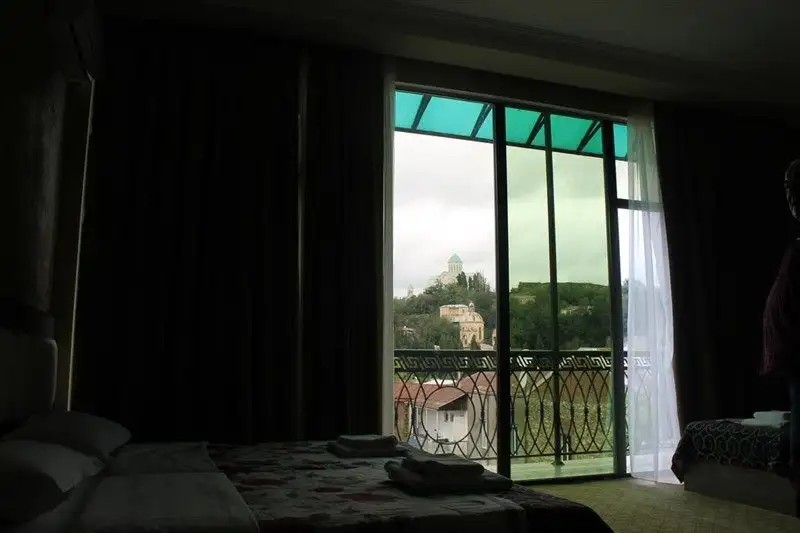 DISCOVERY HOTEL