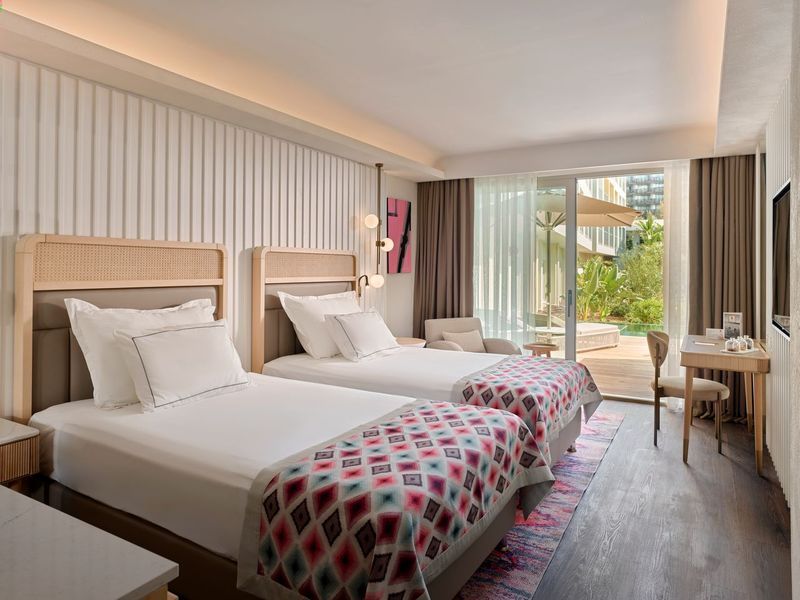 deluxe family suite swim up