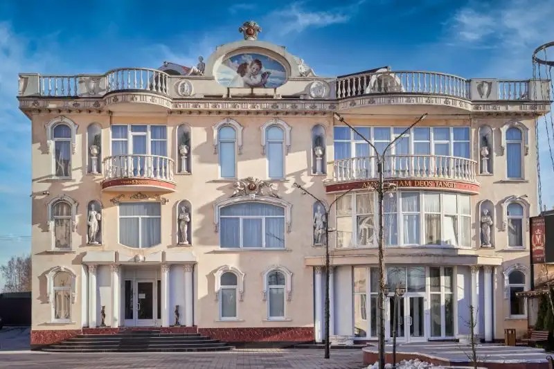 MARIAN HALL (МЭРИАН ХОЛЛ)