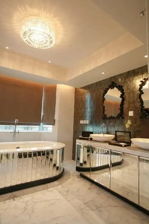 THE LUXE MANOR