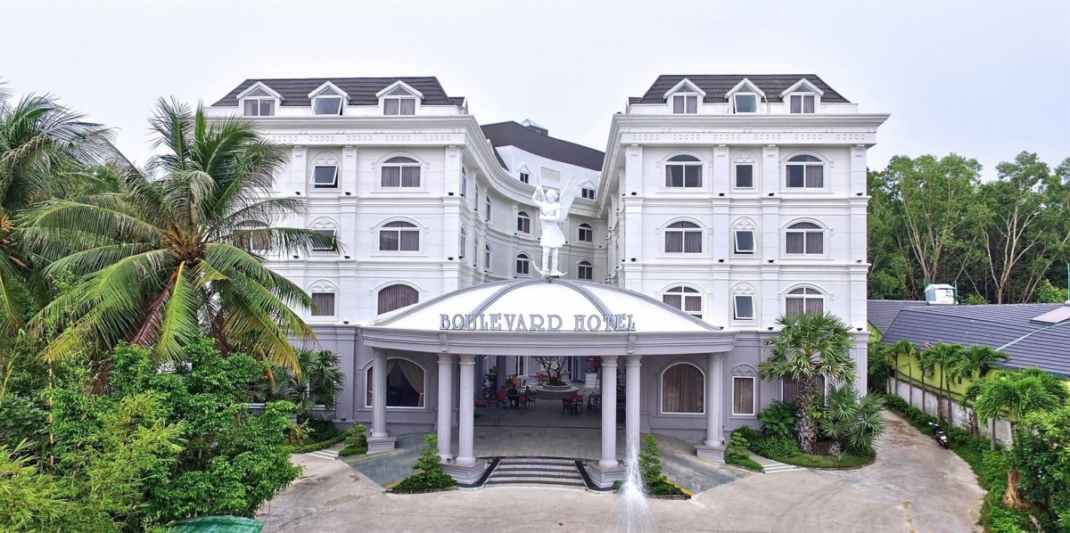 BOULEVARD HOTEL