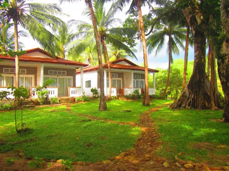 BAMBOO COTTAGES & RESTAURANT