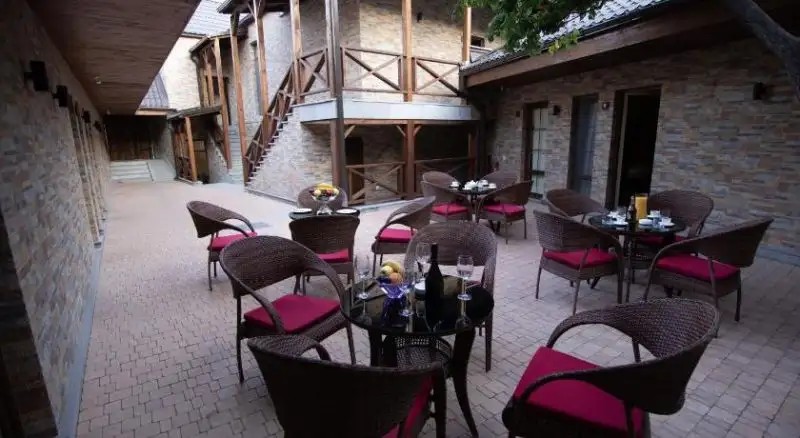 BOUTIQUE LIVING HOTEL