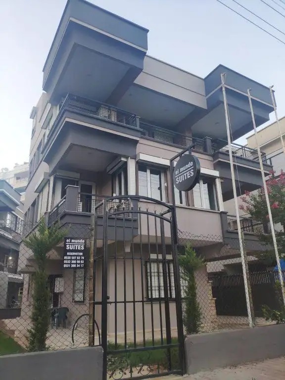 EL MUNDO SUITES