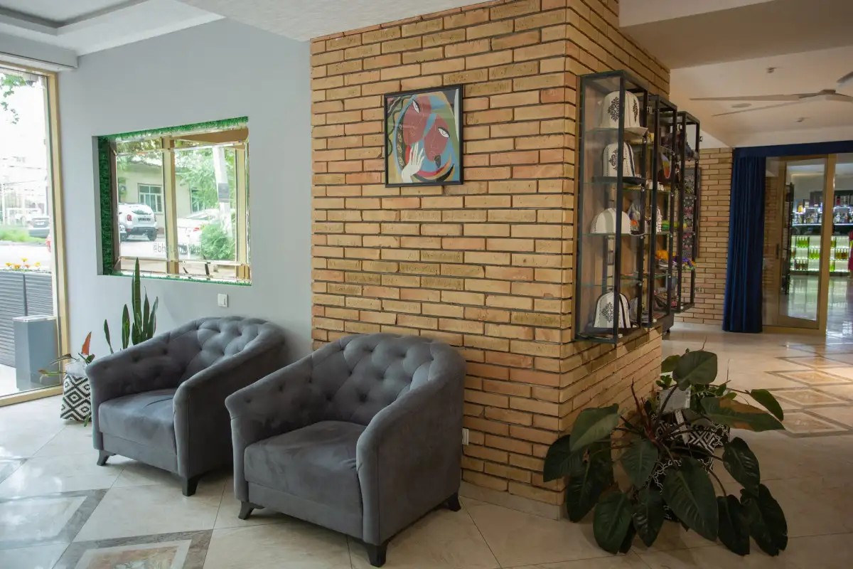 B HOTEL BISHKEK (БИ ОТЕЛЬ БИШКЕК)