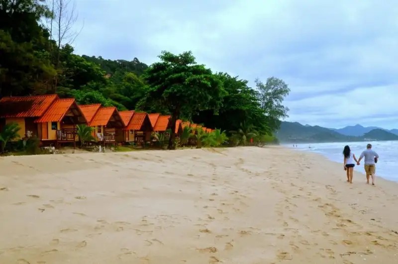 WHITE SAND BEACH RESORT