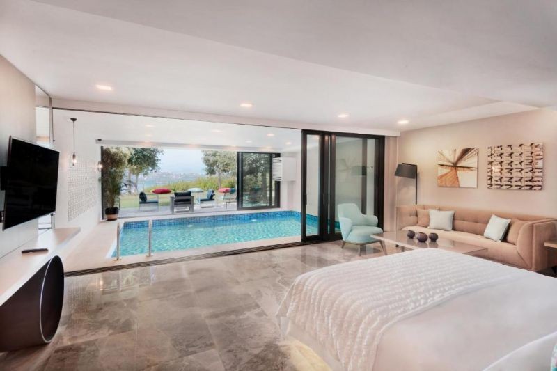 indoor grand pool suite