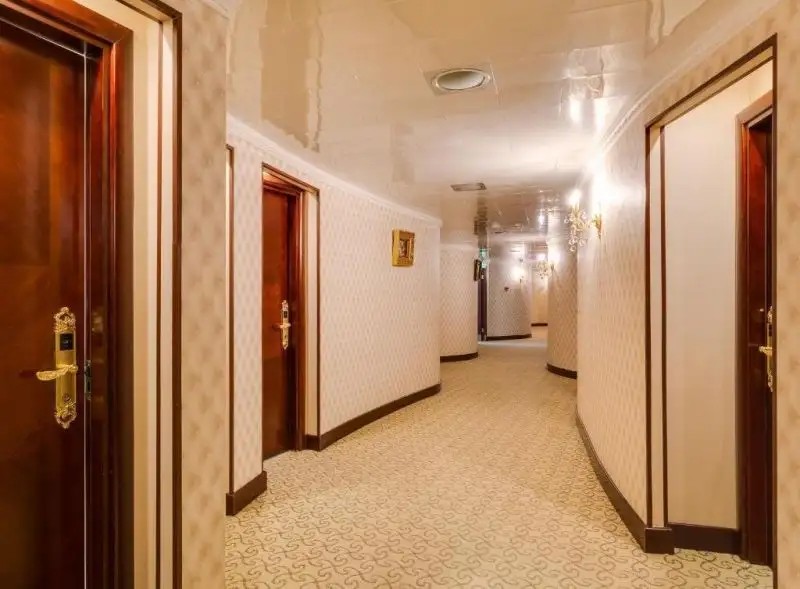 THE GOLDEN ROOMS