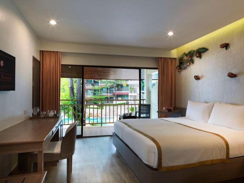 superior garden & pool view